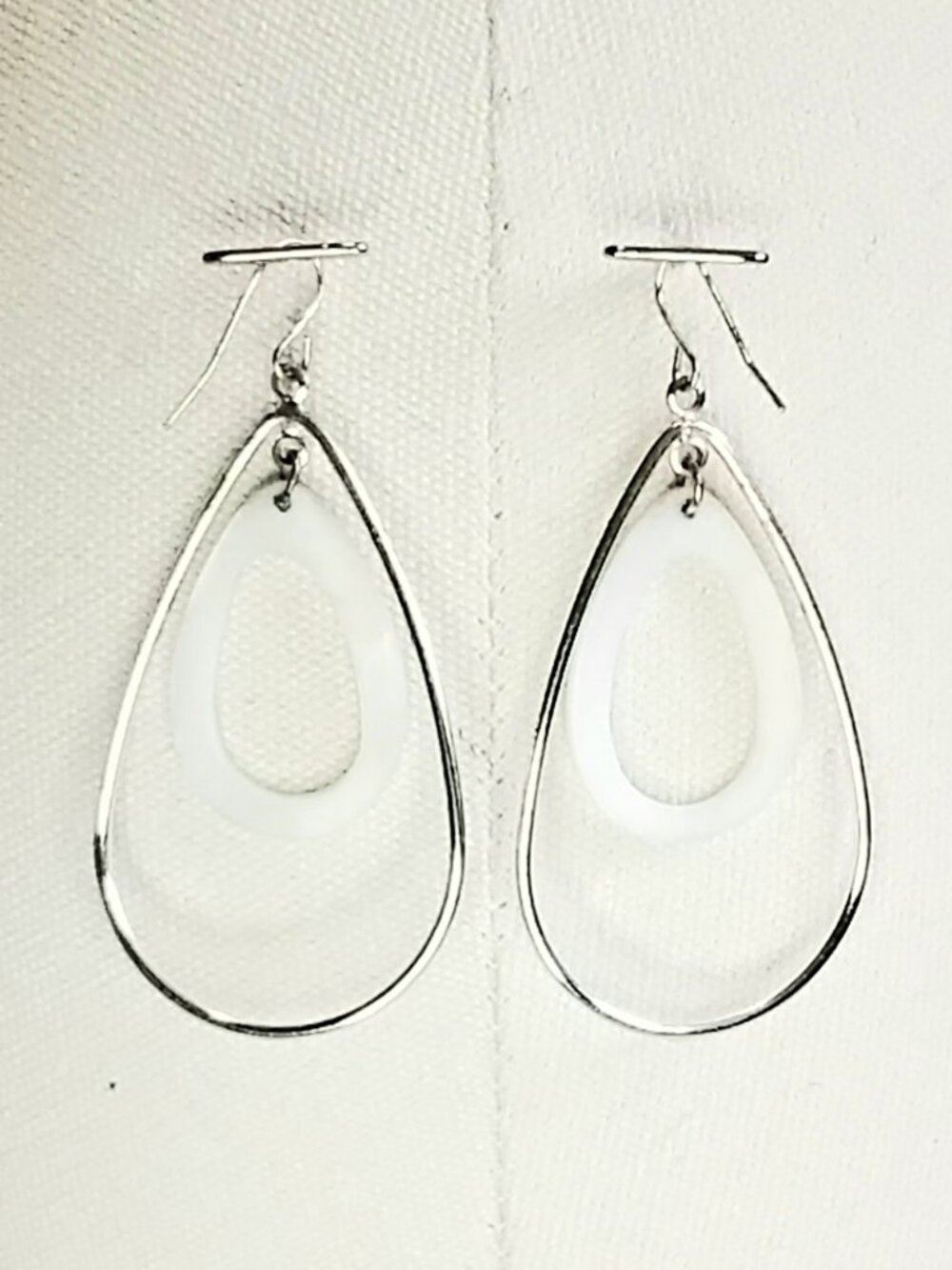 Vintage & Beautiful Pair of Dangle Earings Quality Costume Jewelry!! - Picture 2 of 2